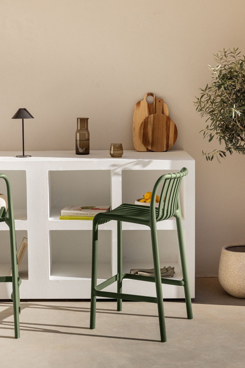 Lot de 4 tabourets hauts de jardin 65 cm empilables en polypropylène vert pesto Wendell, image de la galerie 1