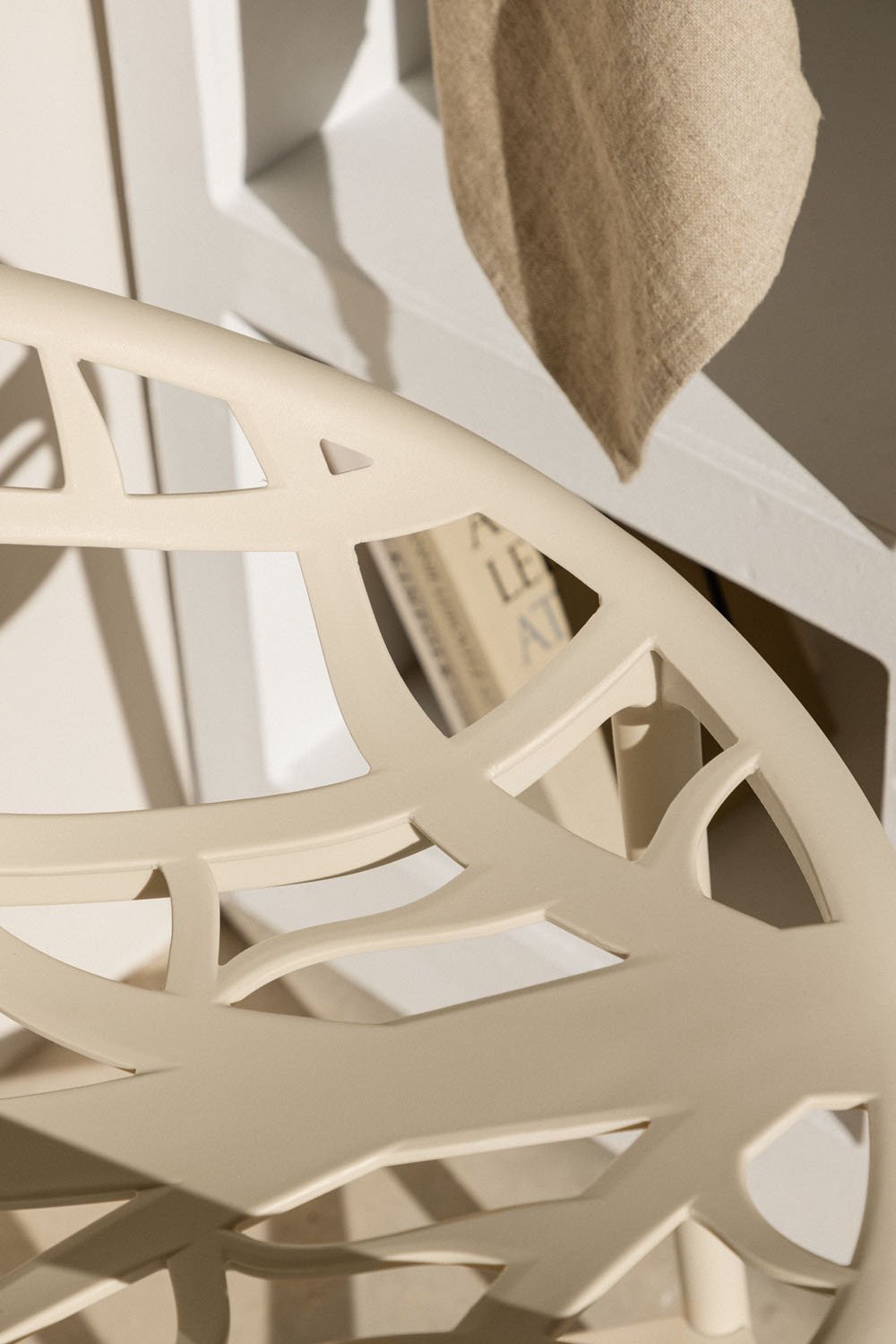 Lot de 2 tabourets hauts de jardin 65 cm en polypropylène beige tapioca Ores, image de la galerie 2