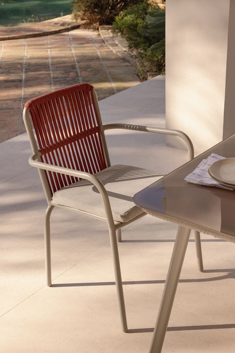 Chaise de jardin empilable avec accoudoirs en aluminium Alberta, image de la galerie 1