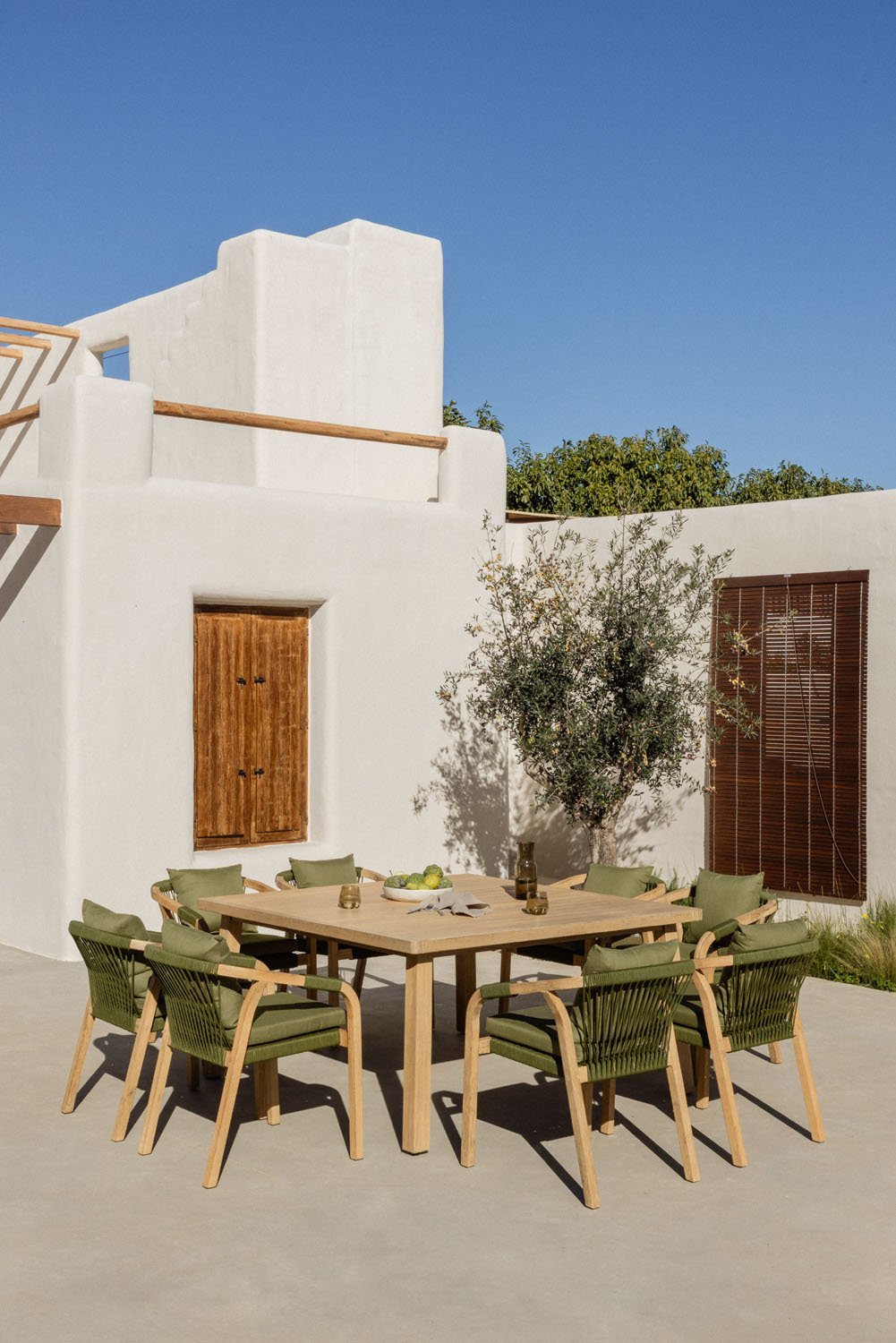 Ensemble table carrée 150x150 cm et 8 chaises de jardin avec accoudoirs en bois d'acacia de Dubaï, image de la galerie 1