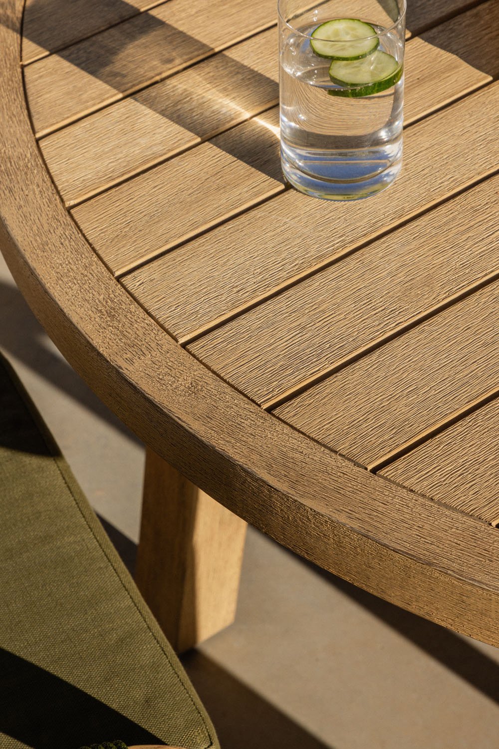 Ensemble de table ronde de 120 cm et 6 chaises de jardin avec accoudoirs en bois d'acacia de Dubaï, image de la galerie 2
