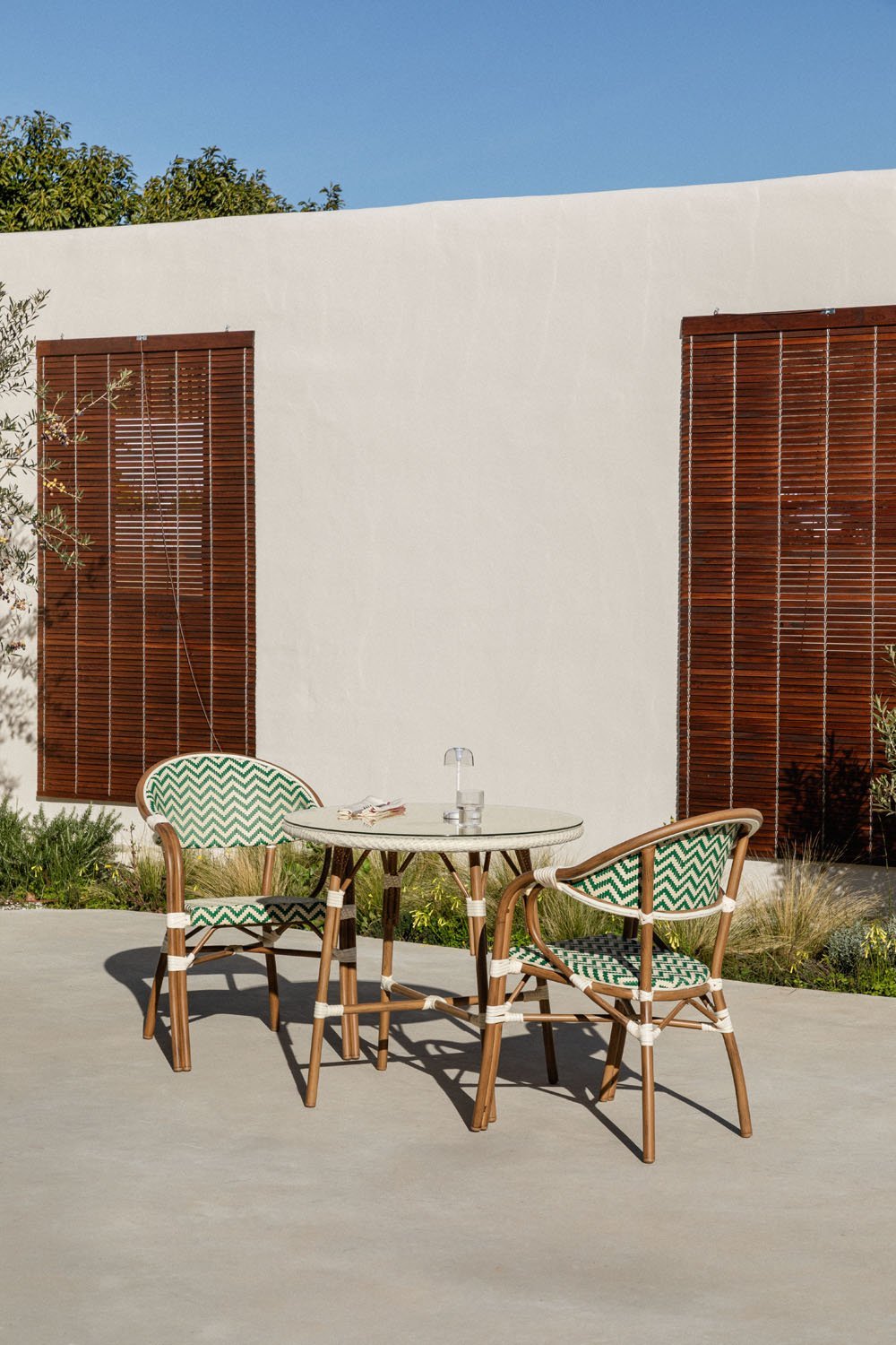 Ensemble table ronde Ø80 cm et 2 chaises de jardin empilables avec accoudoirs aluminium Brielle Bistro, image de la galerie 1