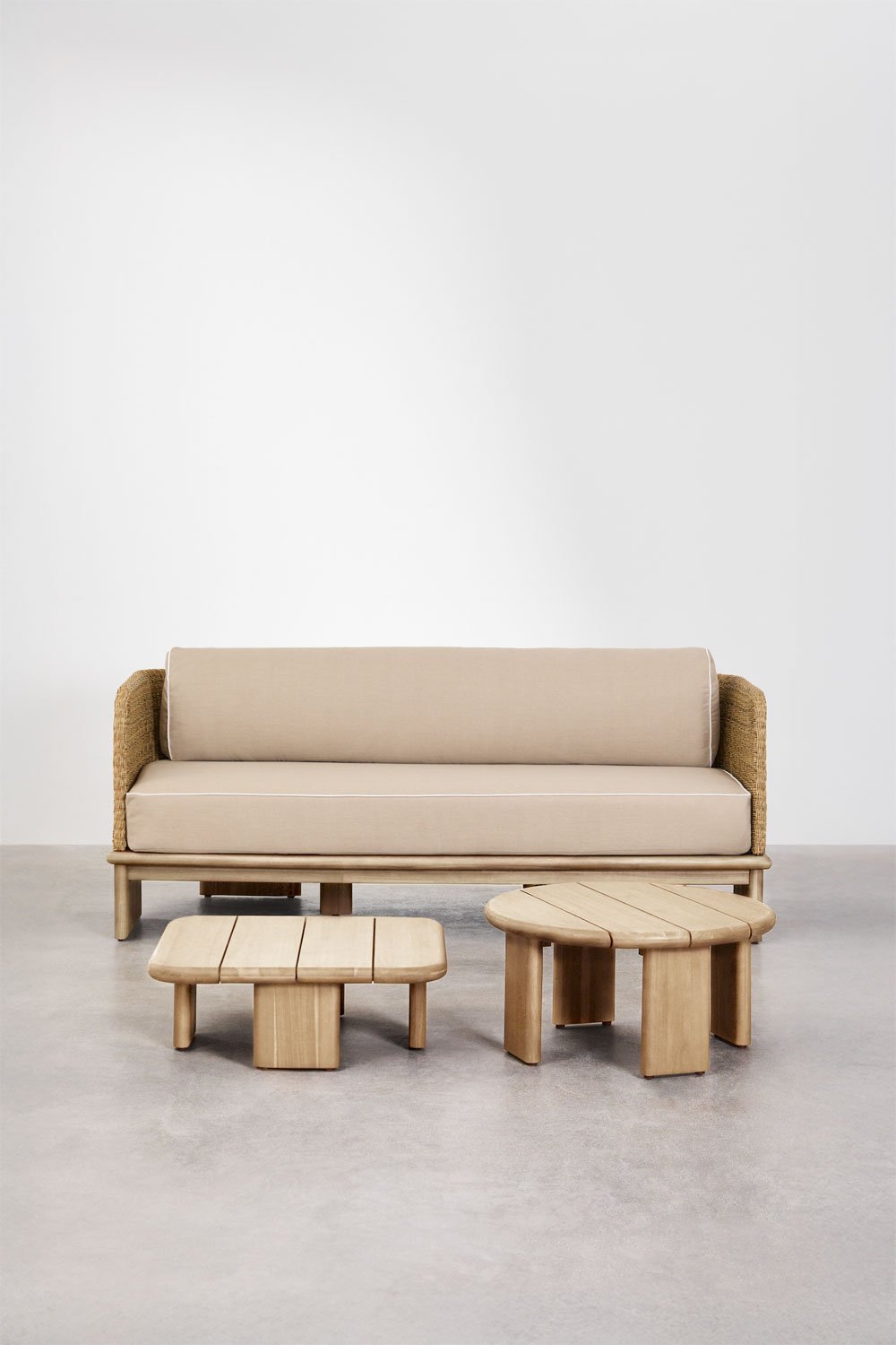 Ensemble de salon avec un canapé 3 places et 2 tables basses en rotin et bois d'acacia Famara, image de la galerie 1