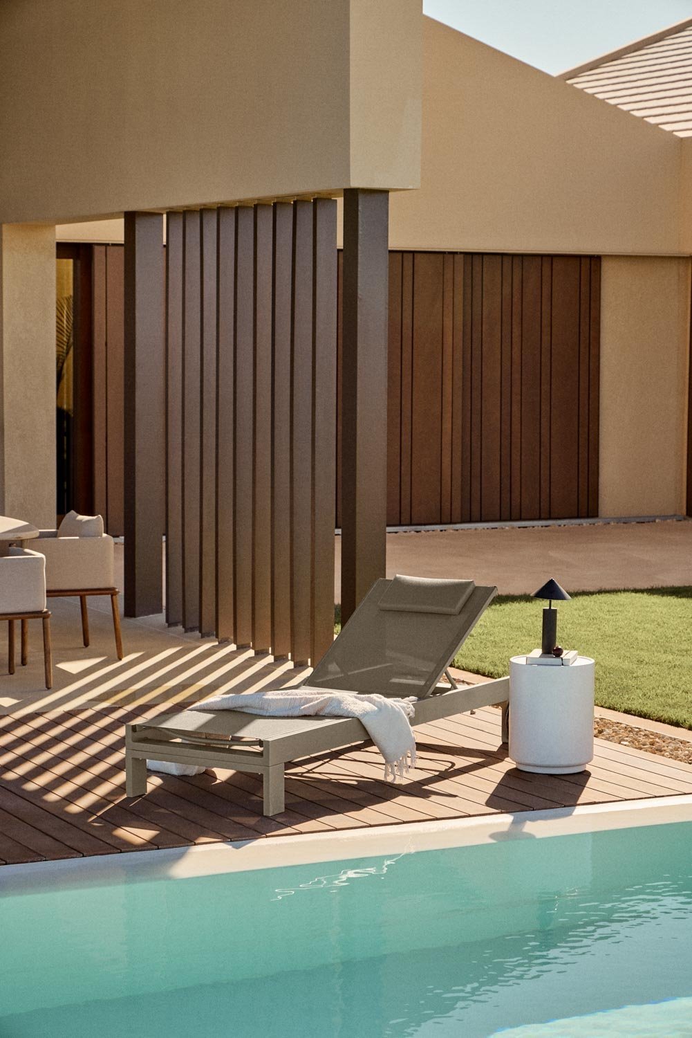 Pack de 2 bains de soleil inclinables en aluminium avec coussin Akelia, image de la galerie 1