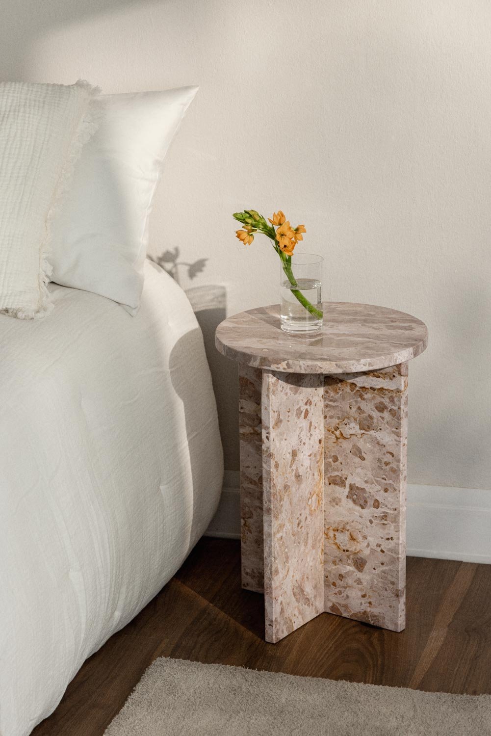 Table de chevet ronde Ø35 cm en marbre Mencia, image de la galerie 1