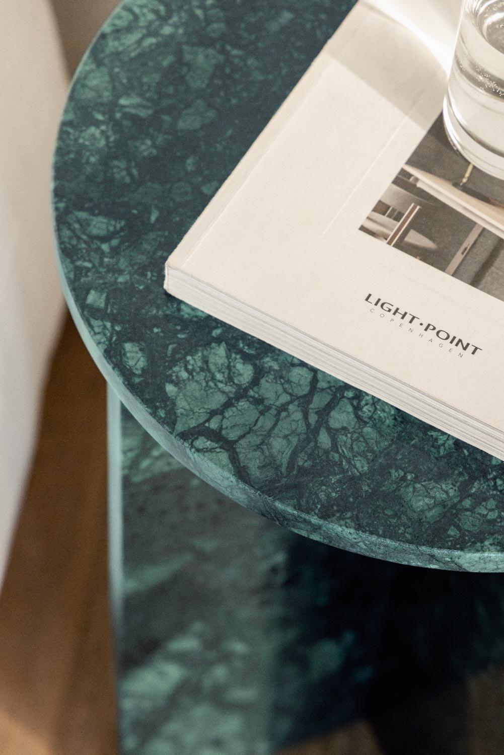 Table de chevet ronde Ø35 cm en marbre Mencia, image de la galerie 2