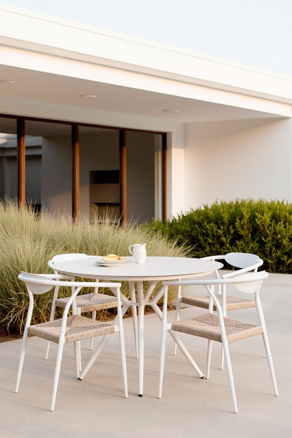 Ensemble table ronde Valérie en aluminium (Ø100 cm) et 4 chaises de jardin Marsha avec accoudoirs en aluminium et rotin synthéti, image de la galerie 1