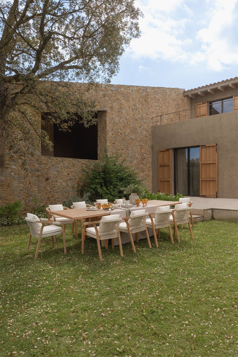 Ensemble table rectangulaire extensible 200-260-320x100 cm et 10 chaises de jardin avec accoudoirs en bois d'acacia de Dubaï   , image de la galerie 1