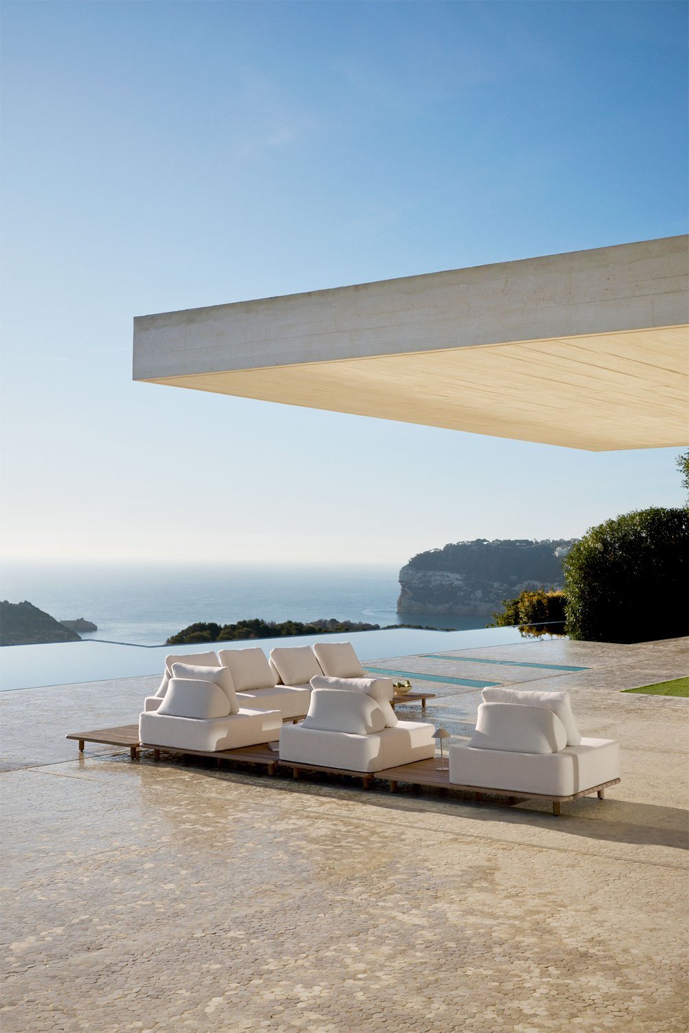 Ensemble de jardin modulable Portet 5 pièces avec canapé d'angle et tables d'appoint en acacia, image de la galerie 2