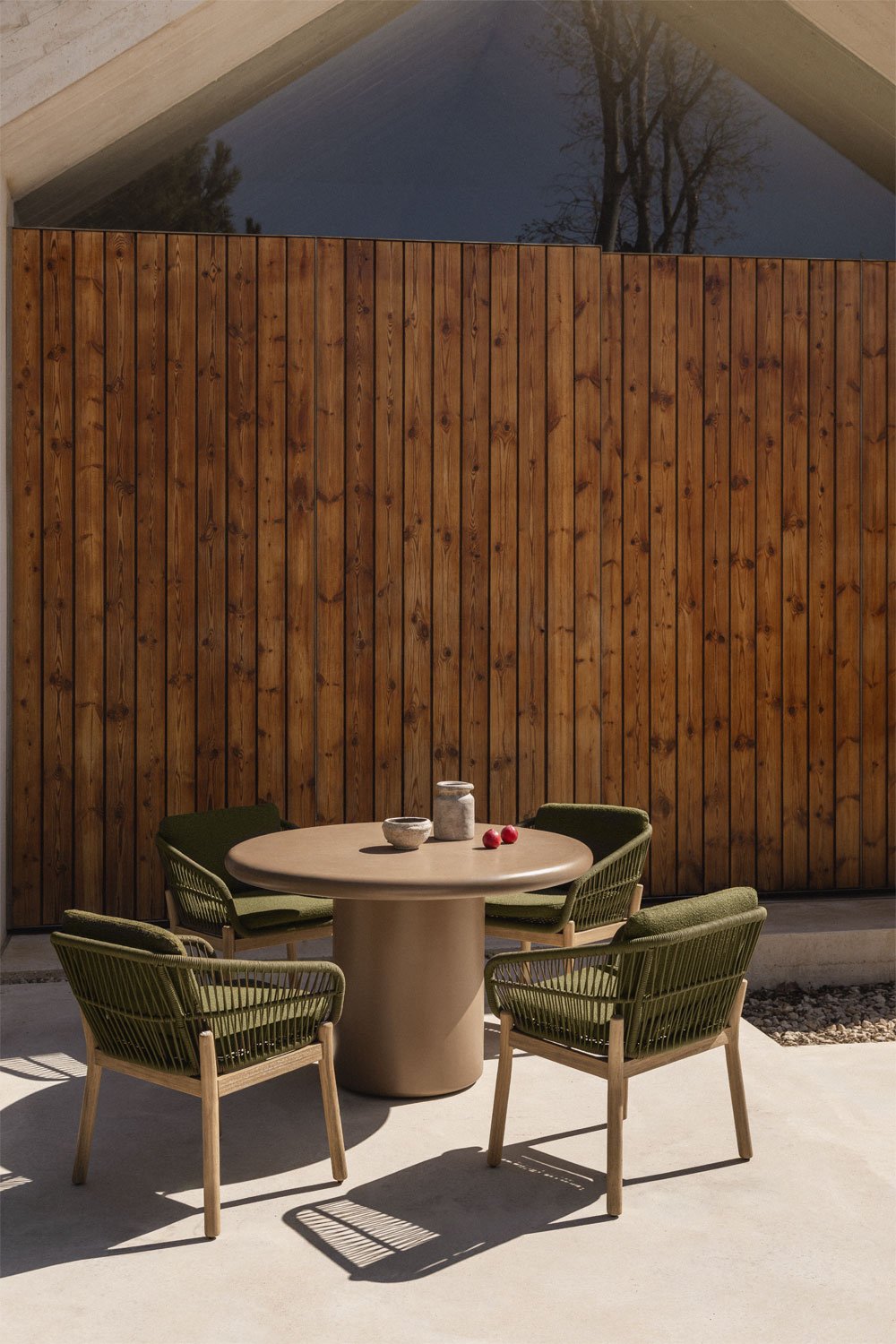 Set de table ronde Ø120 cm en ciment Namara et 4 chaises de jardin avec accoudoirs en bois d'acacia Karvia, image de la galerie 1