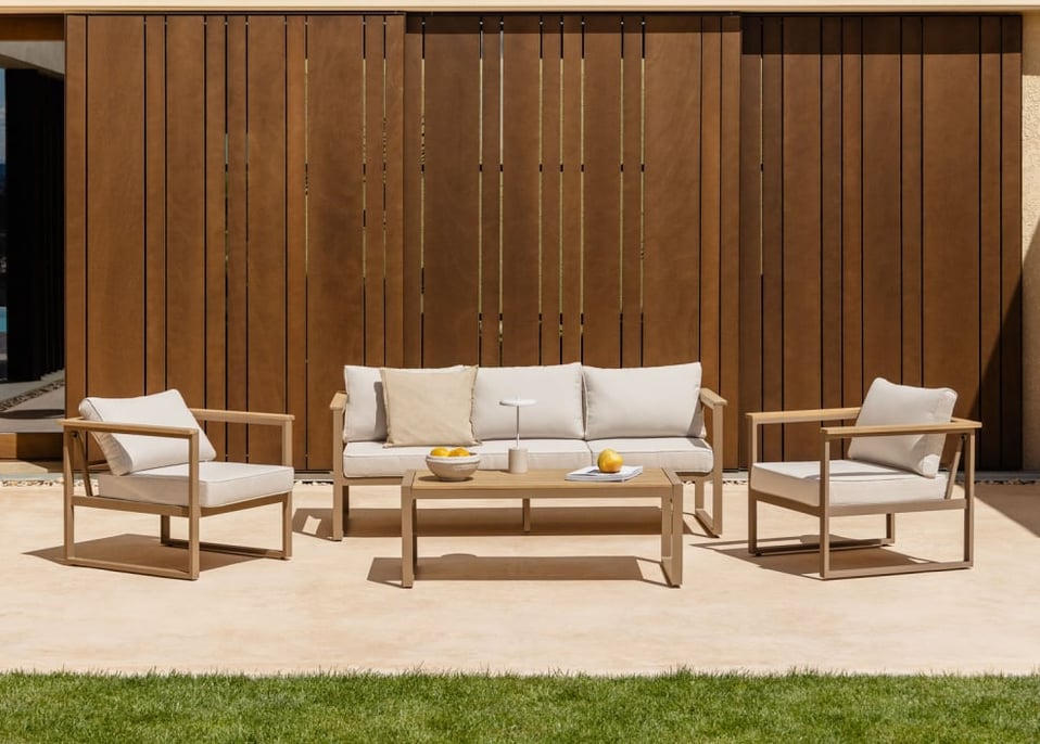Salon de jardin composé d'un canapé 3 places, 2 fauteuils et table basse en aluminium et bois d'acacia Lipov