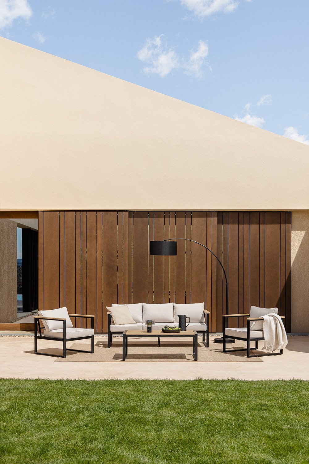 Salon de jardin composé d'un canapé 3 places, 2 fauteuils et table basse en aluminium et bois d'acacia Lipov  , image de la galerie 1