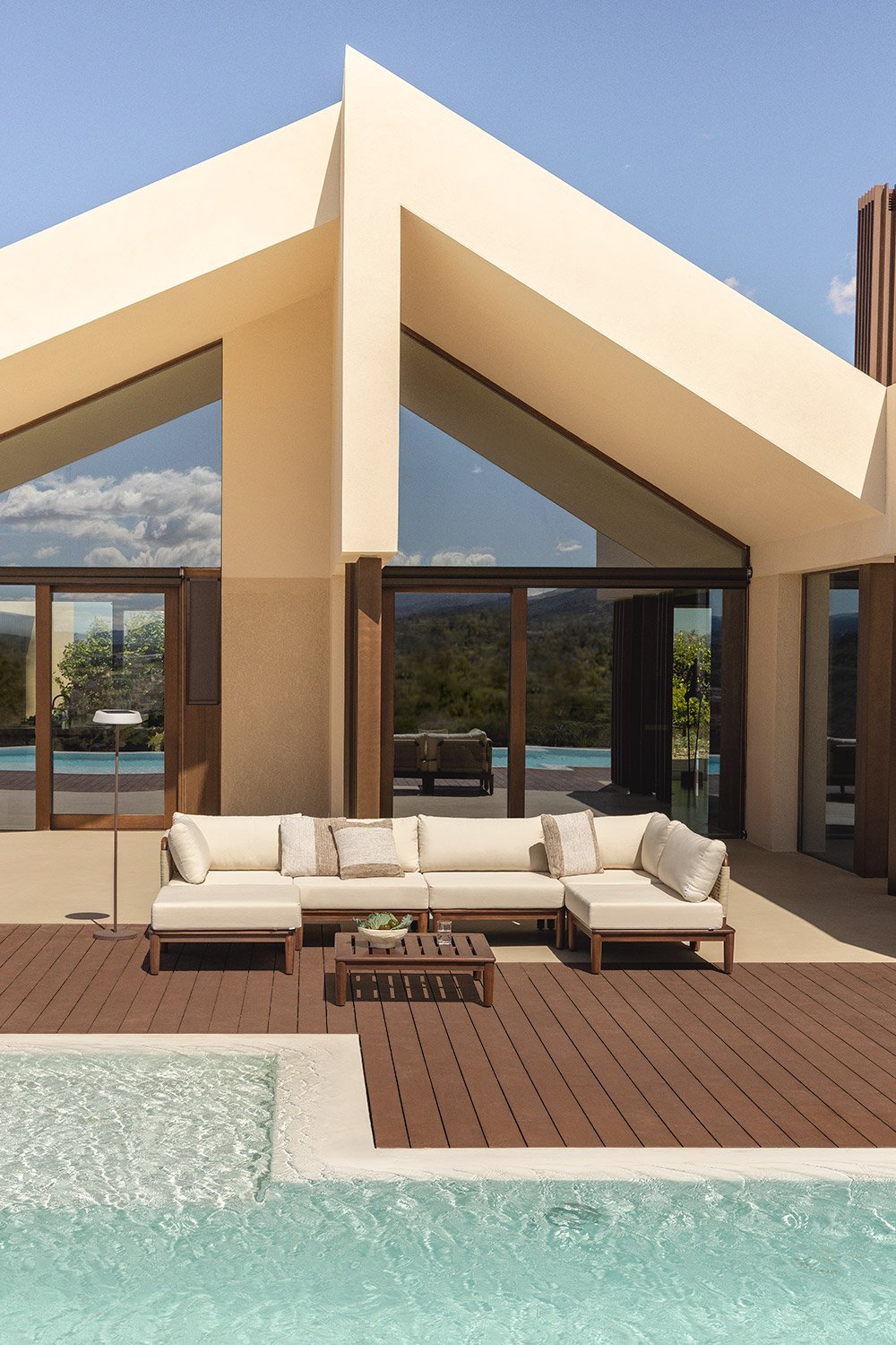 Ensemble de jardin avec canapé d'angle modulaire 5 pièces, table basse et pouf en acacia Giulia, image de la galerie 1