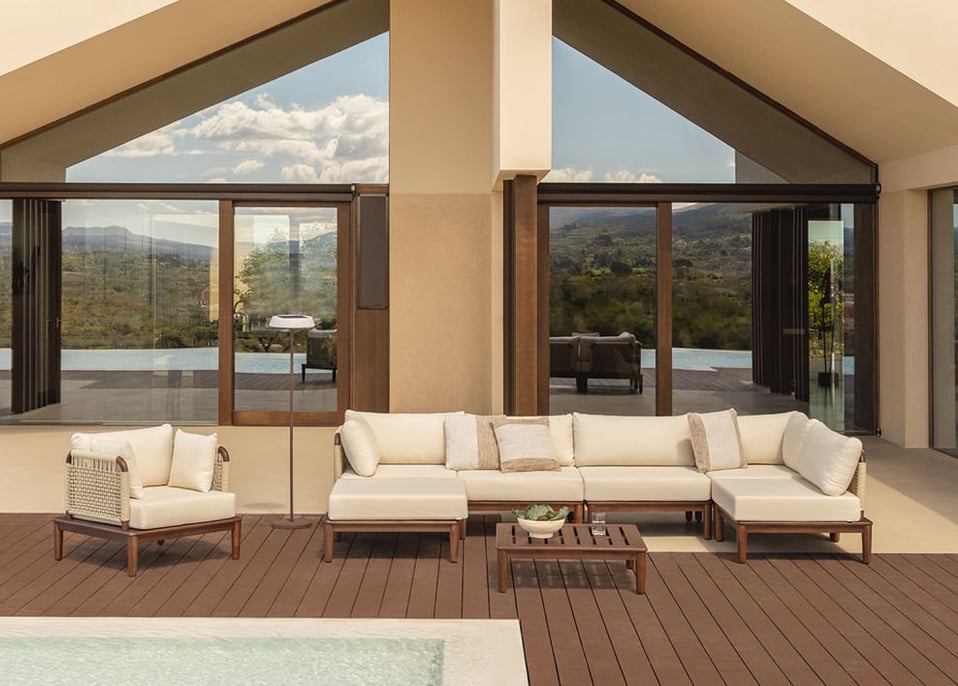 Ensemble de jardin avec canapé d'angle modulaire 5 pièces, table basse, pouf et fauteuil en acacia Giulia