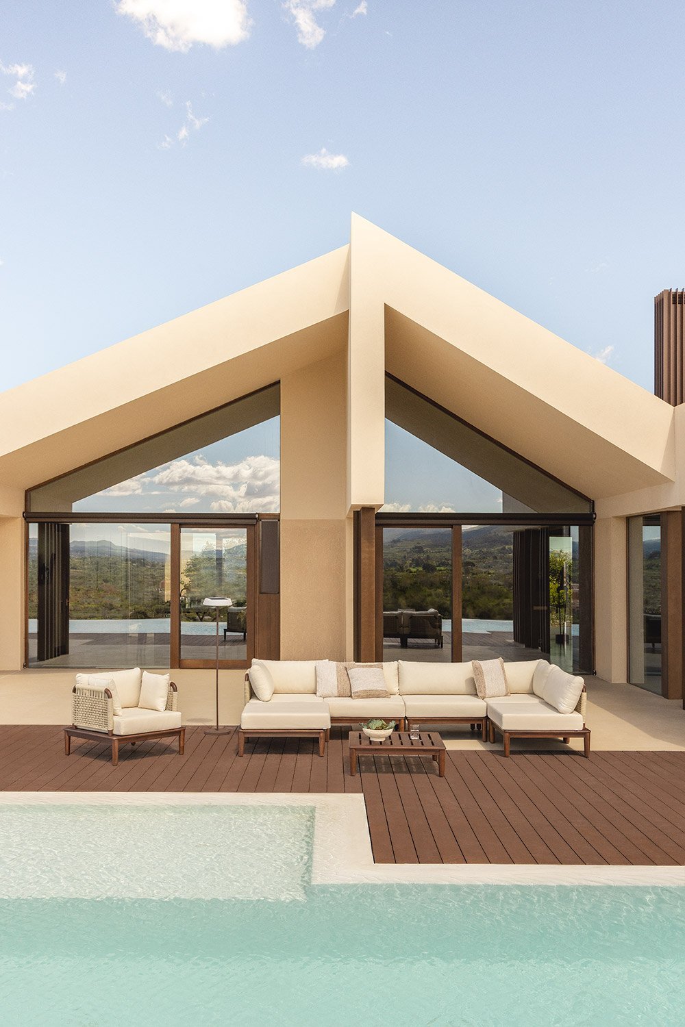Ensemble de jardin avec canapé d'angle modulaire 5 pièces, table basse, pouf et fauteuil en acacia Giulia, image de la galerie 1