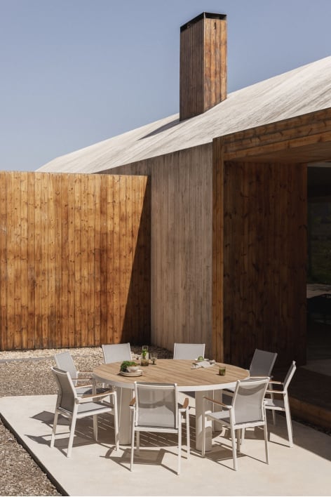 Ensemble table ronde Riviera, Ø180 cm, en bois de teck et aluminium, et 8 chaises de jardin empilables en aluminium, Elvira