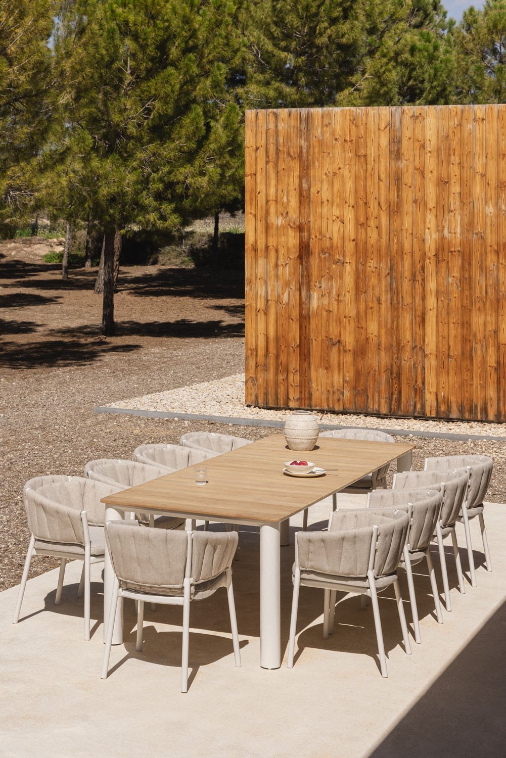 Ensemble table rectangulaire 220x100 cm en aluminium et bois de teck Sirka et 10 chaises de jardin en aluminium et tissu Roderis, image de la galerie 1