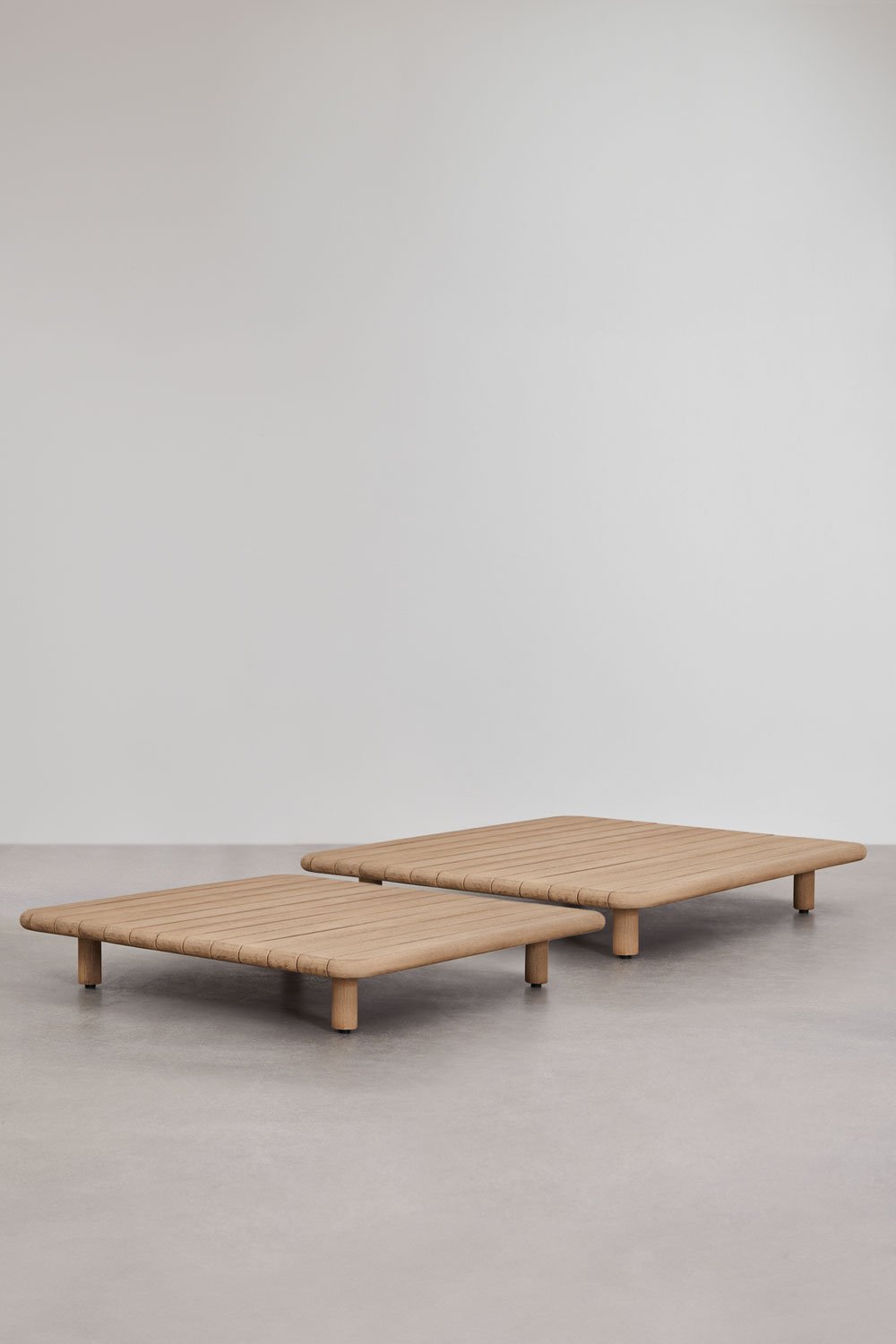 Ensemble de salon avec canapé d'angle modulaire 2 pièces, table d'appoint, fauteuil et table basse 95x95 cm en acacia Portet, image de la galerie 2