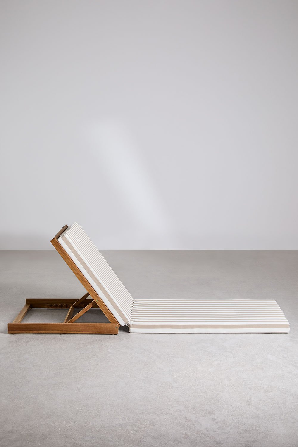 Chaise longue inclinable en bois d'acacia Idaira, image de la galerie 4