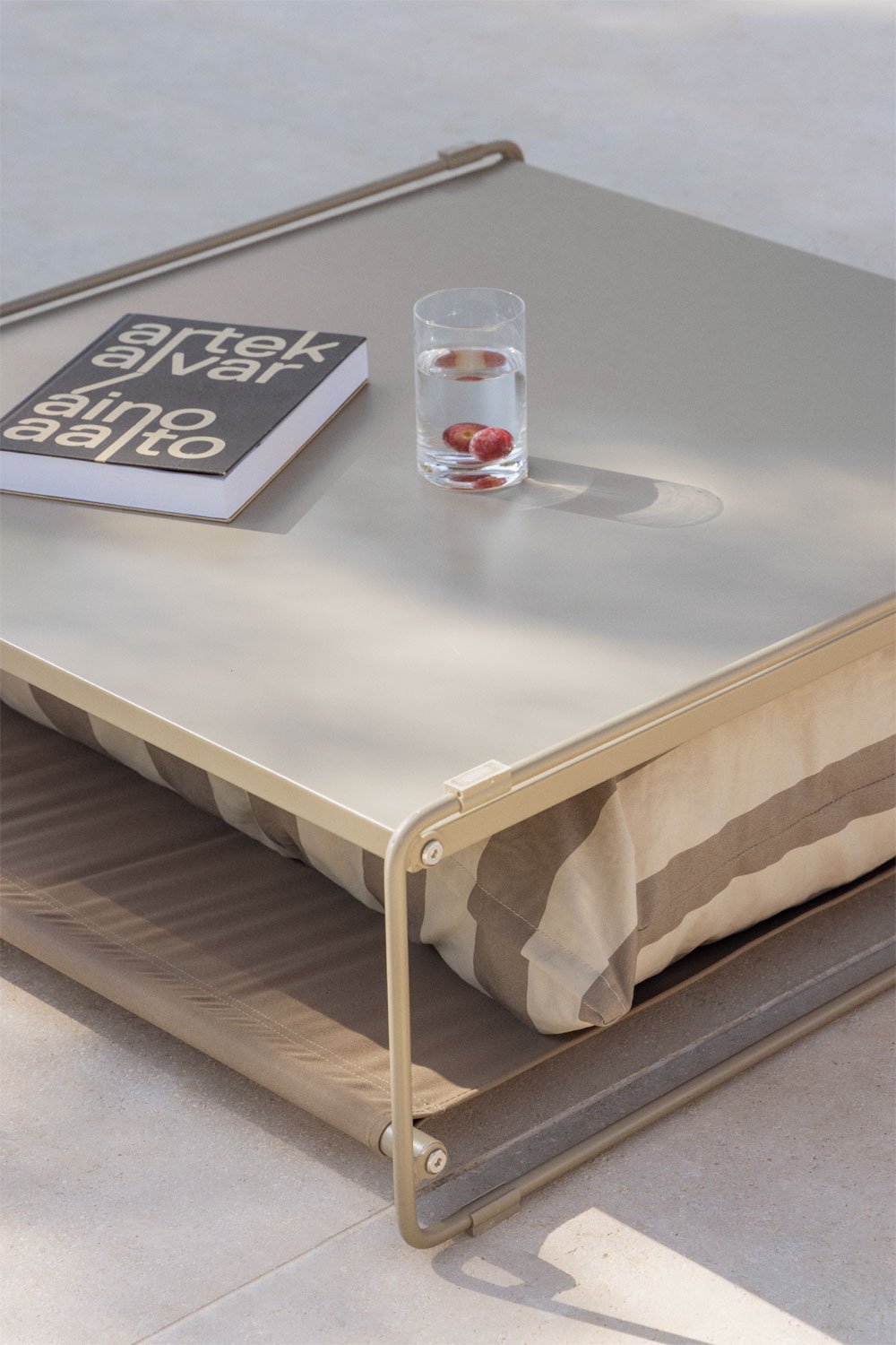 Table d'appoint de jardin convertible en pouf en acier Amaro, image de la galerie 2
