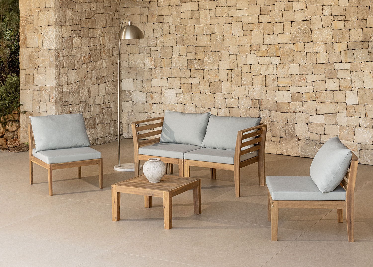 Salon de jardin avec canapé modulable 4 pièces avec accoudoirs et table basse en bois d'acacia Filips        , image de la galerie 1