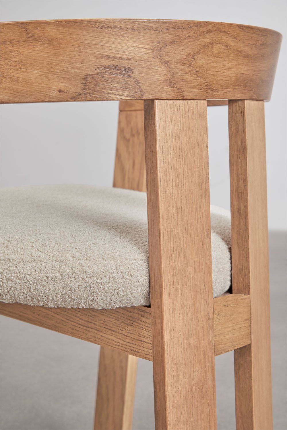 Chaise de salle à manger avec accoudoirs en bois et rembourrée Yvone, image de la galerie 8