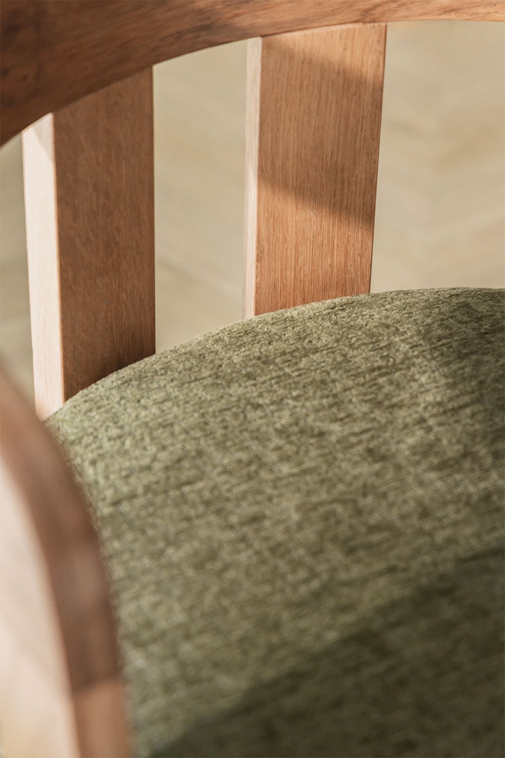 Chaise de salle à manger rembourrée Yvone avec accoudoirs en bois, image de la galerie 2