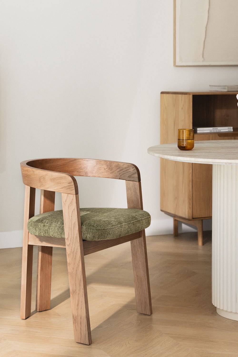 Chaise de salle à manger rembourrée Yvone avec accoudoirs en bois, image de la galerie 1