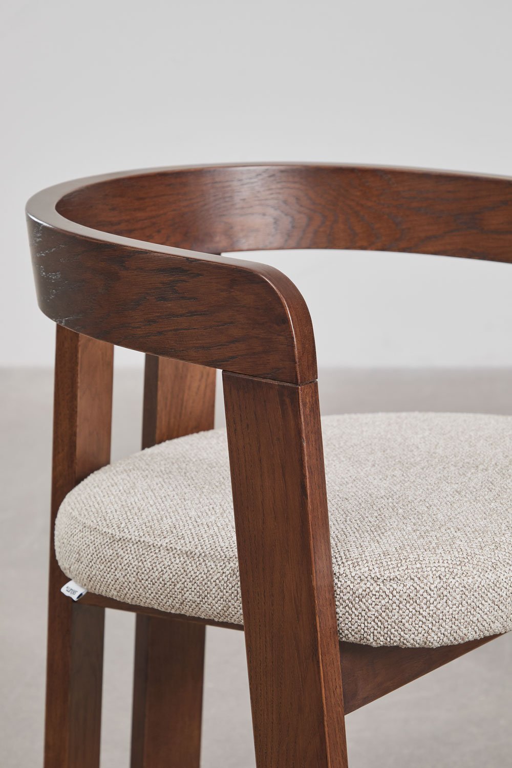 Chaise de salle à manger avec accoudoirs en bois et rembourrée Yvone, image de la galerie 6