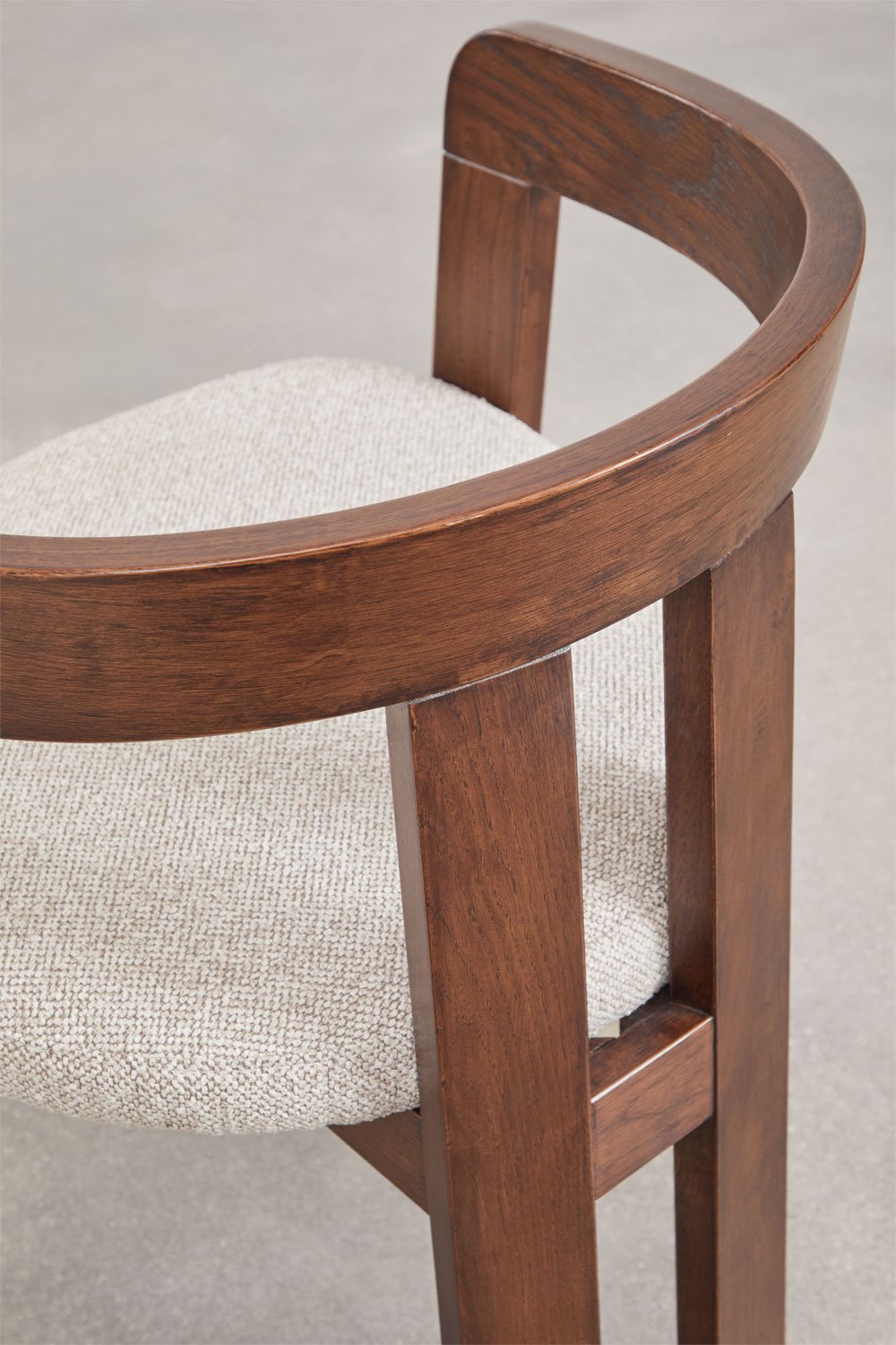 Chaise de salle à manger avec accoudoirs en bois et rembourrée Yvone, image de la galerie 7