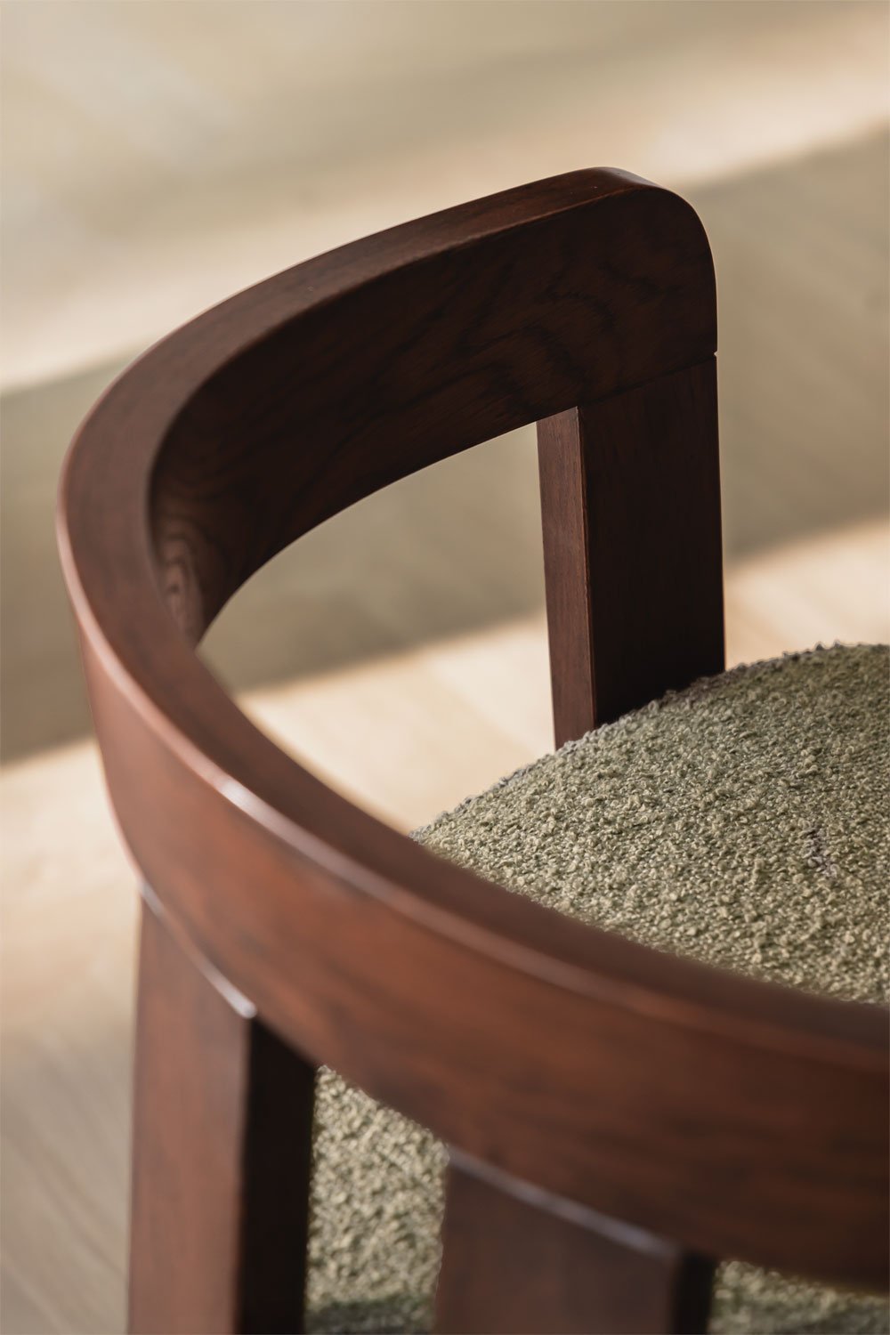 Chaise de salle à manger rembourrée Yvone avec accoudoirs en bois, image de la galerie 2
