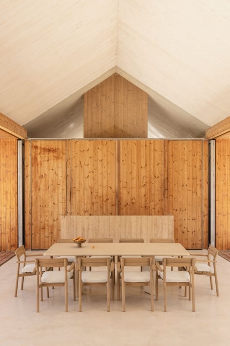 Ensemble table rectangulaire 240x100 cm en ciment Chelsea et 10 chaises de jardin en bois d'acacia Saira avec accoudoirs