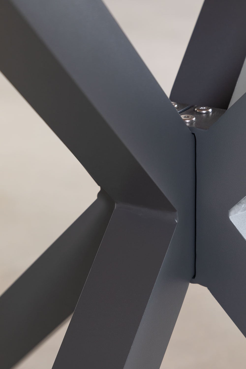 Table de jardin ronde en bois d'eucalyptus et aluminium Archer, image de la galerie 4