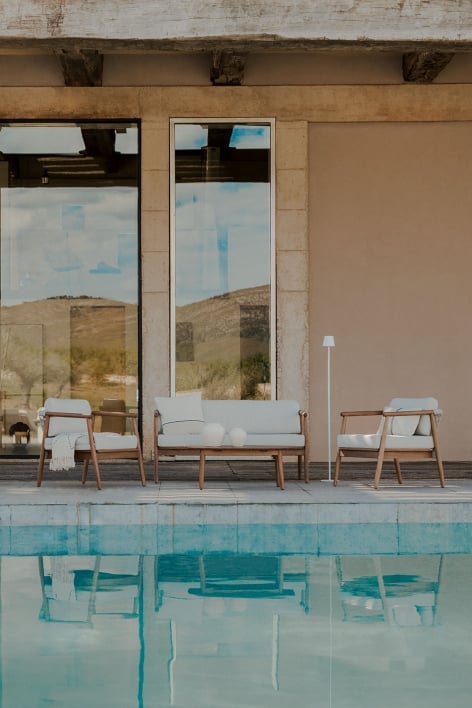 Ensemble de jardin avec un canapé 2 places, 2 fauteuils et une table basse en bois d'eucalyptus Aderyn