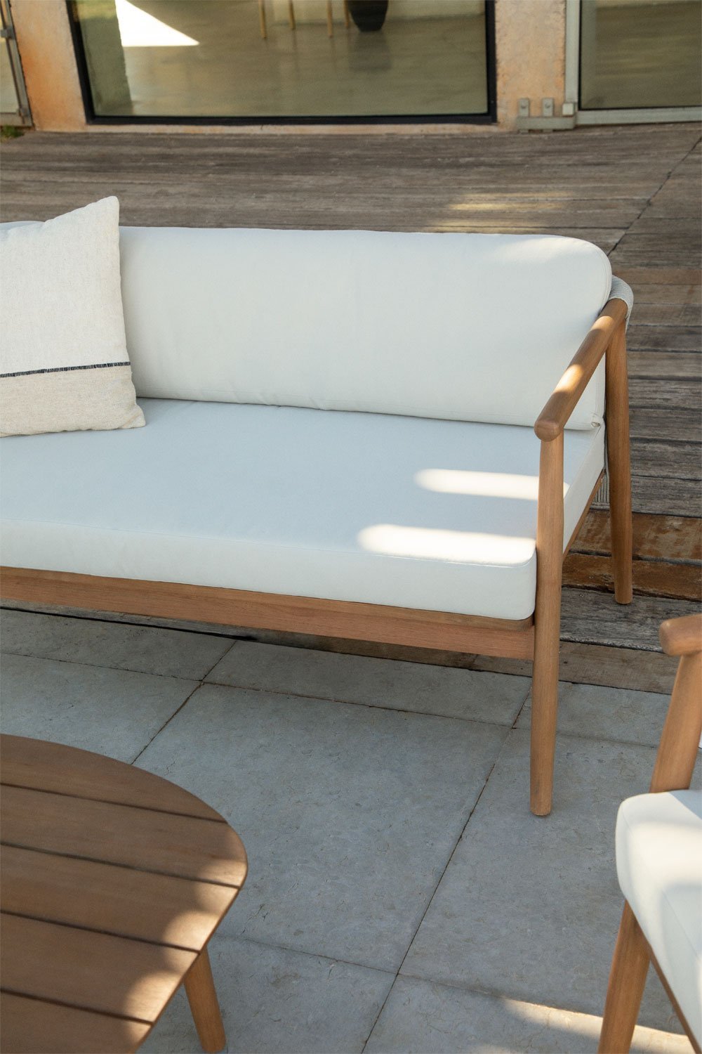 Ensemble de jardin avec un canapé 2 places, 2 fauteuils et une table basse en bois d'eucalyptus Aderyn, image de la galerie 3