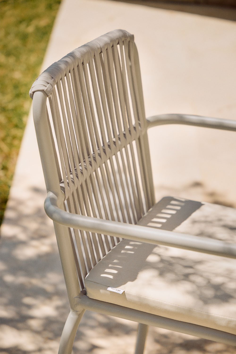 Chaise de jardin empilable avec accoudoirs en aluminium Alberta, image de la galerie 2