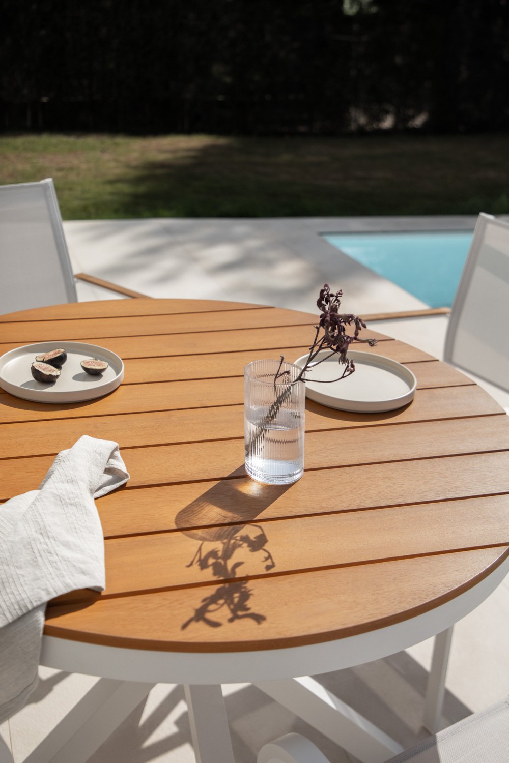 Table de jardin ronde en aluminium et bois d'eucalyptus Archer, image de la galerie 2