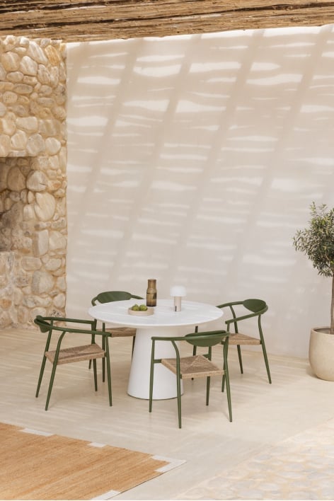 Ensemble composé d'une table ronde de 120 cm en ciment Noemi et de 4 chaises de jardin Marsha avec accoudoirs en aluminium et ro