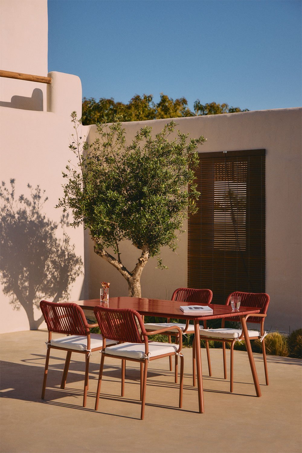Ensemble table rectangulaire Arhiza, 160 x 90 cm, et 4 chaises de jardin empilables en aluminium.          , image de la galerie 1
