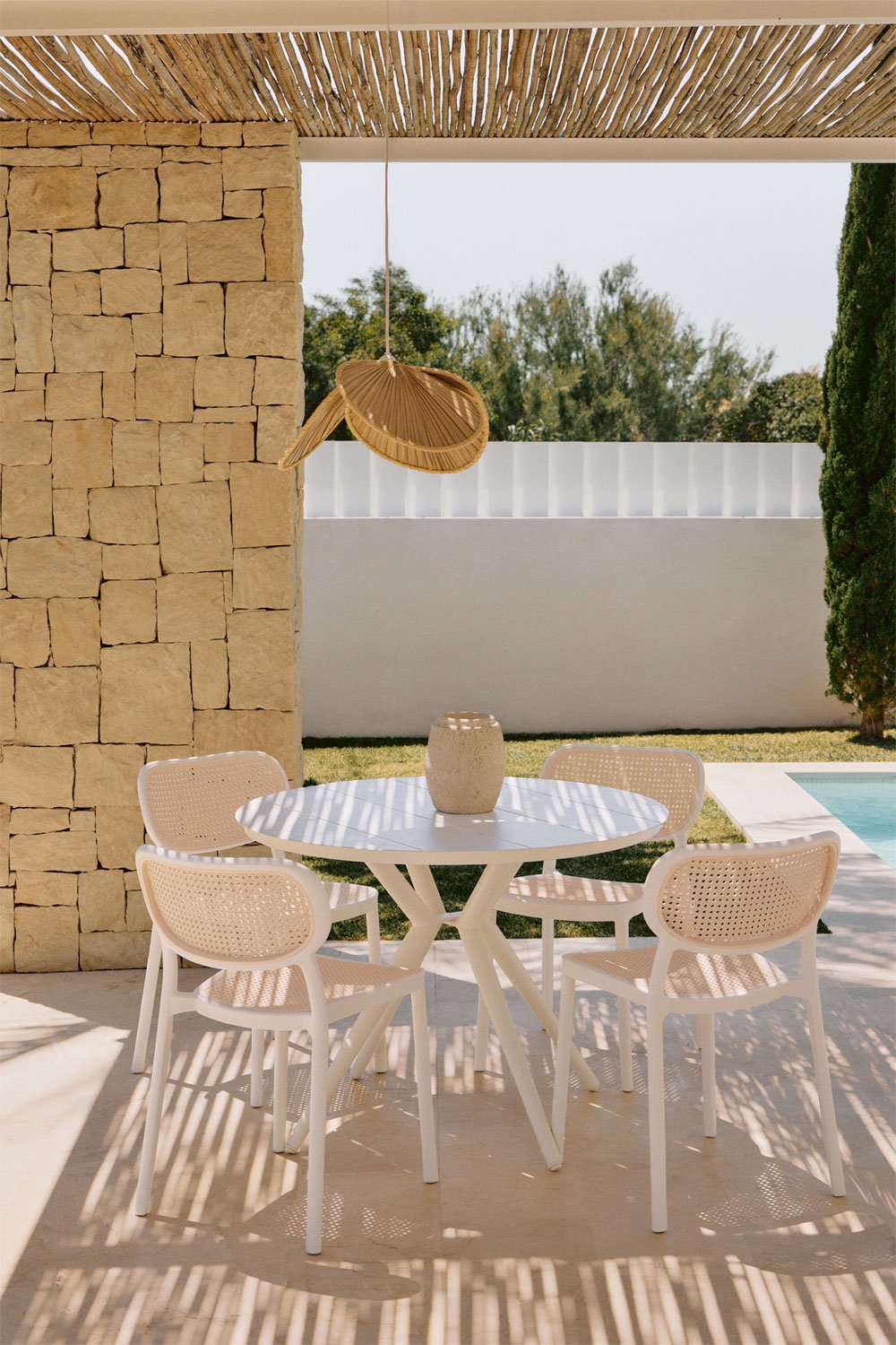 Ensemble table ronde en aluminium 100 cm Valérie et 4 chaises de jardin empilables Omara, image de la galerie 1