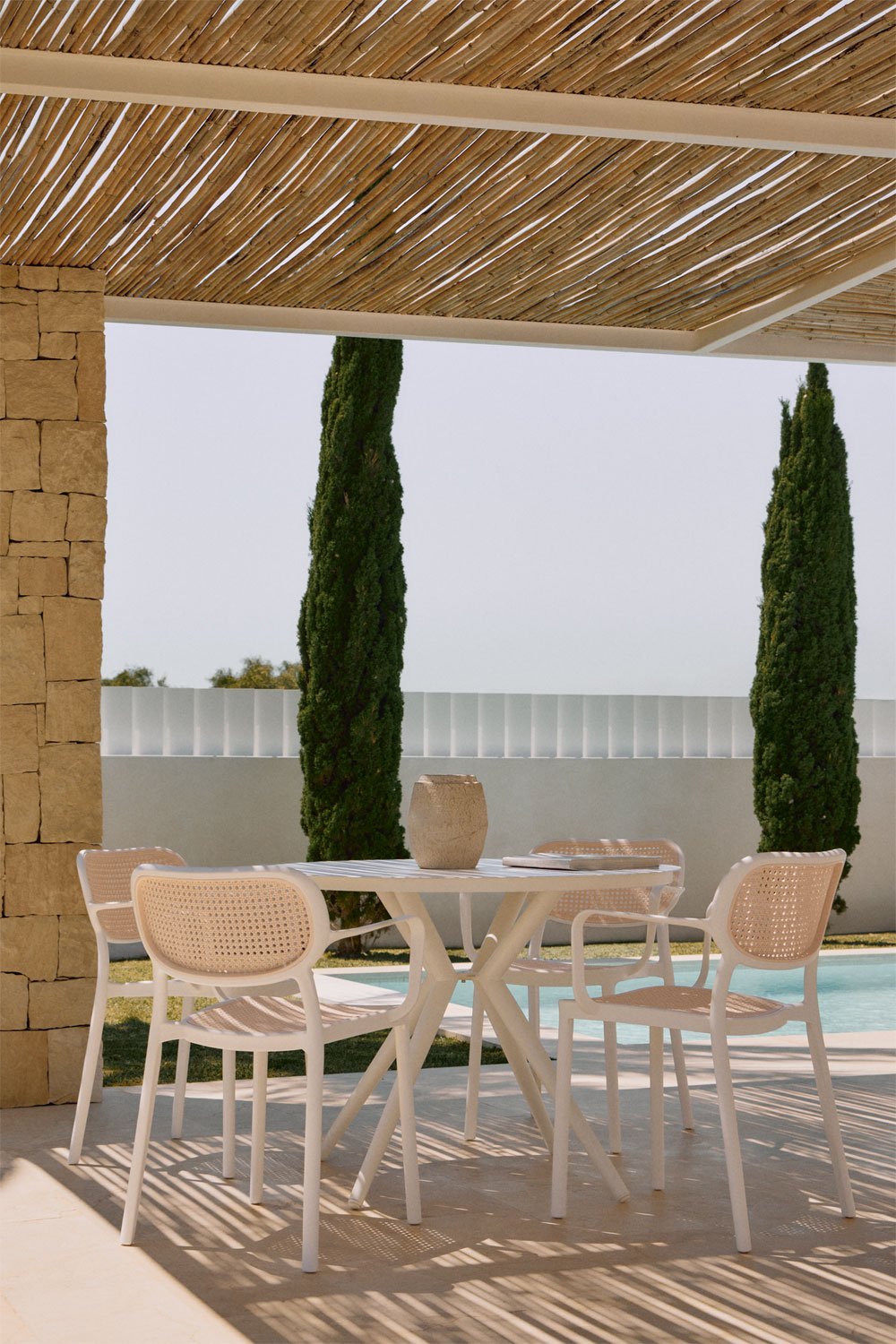 Ensemble composé d'une table ronde en aluminium Valérie de 100 cm et de 4 chaises de jardin Omara avec accoudoirs, image de la galerie 1