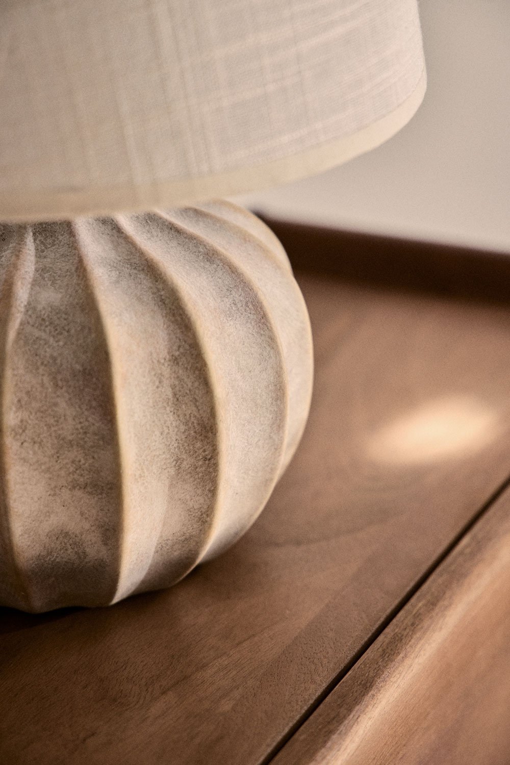 Lampe de table Yalira 30 cm en céramique et lin, image de la galerie 2