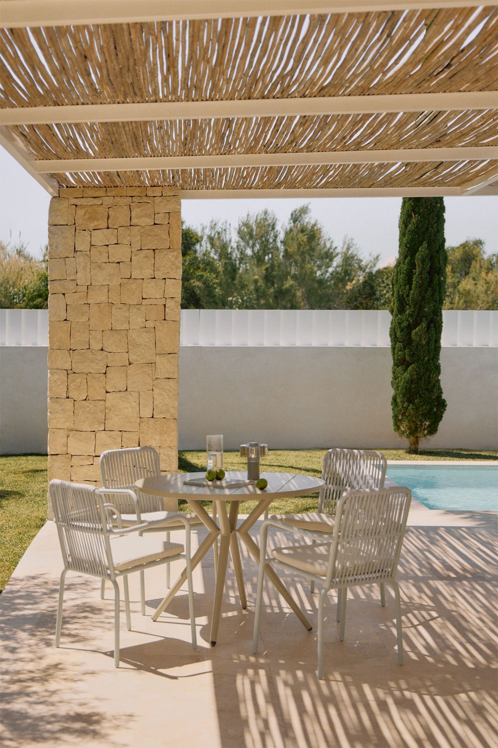 Ensemble table ronde Valérie, diamètre 125 cm, et 4 chaises de jardin Alberta en aluminium avec accoudoirs., image de la galerie 1