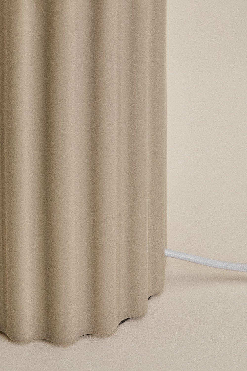 Lampe de table en céramique et tissu Marvila, image de la galerie 6