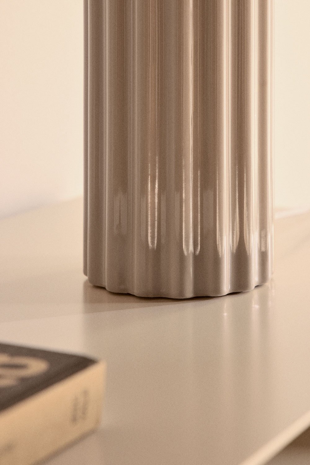 Lampe de table en céramique et tissu Marvila, image de la galerie 2