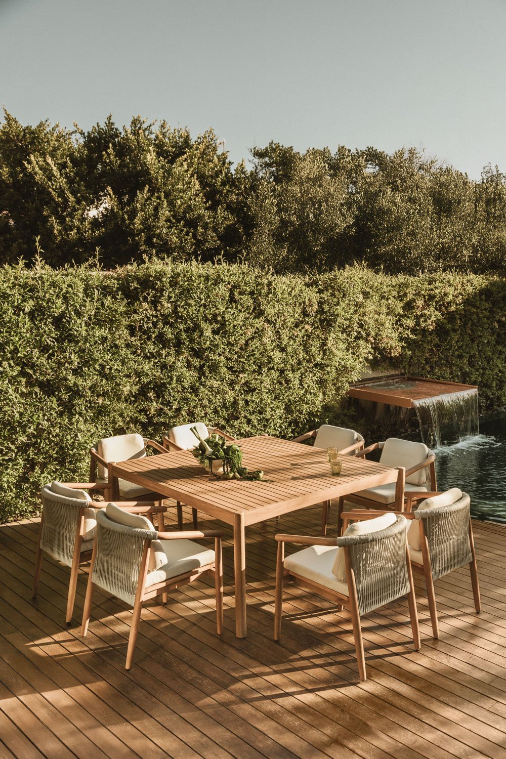 Ensemble table carrée 150x150 cm en bois d'acacia et 8 chaises de jardin Aderyn en bois d'eucalyptus avec accoudoirs, image de la galerie 1
