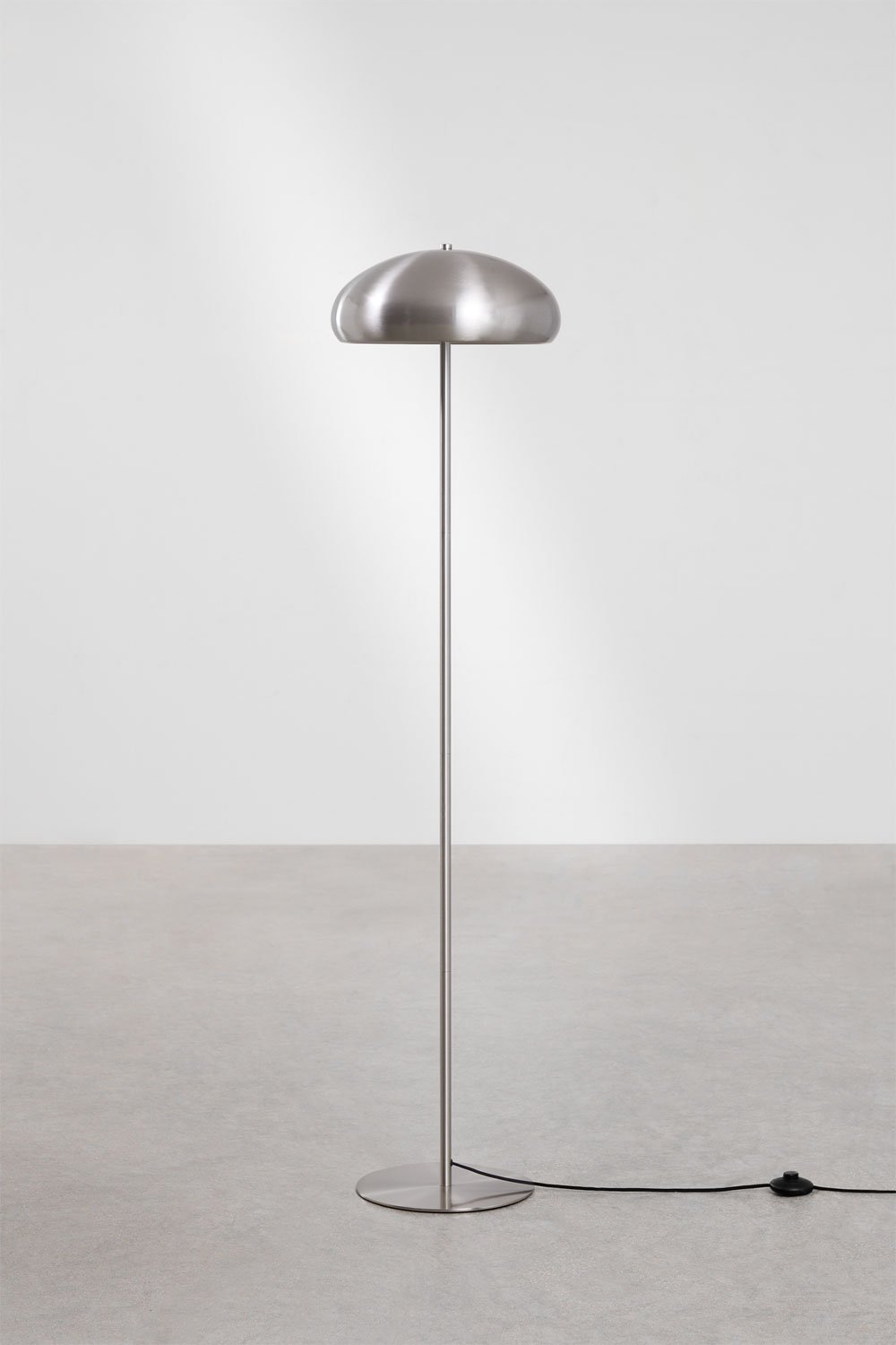 Lampadaire en métal Hilma, image de la galerie 2