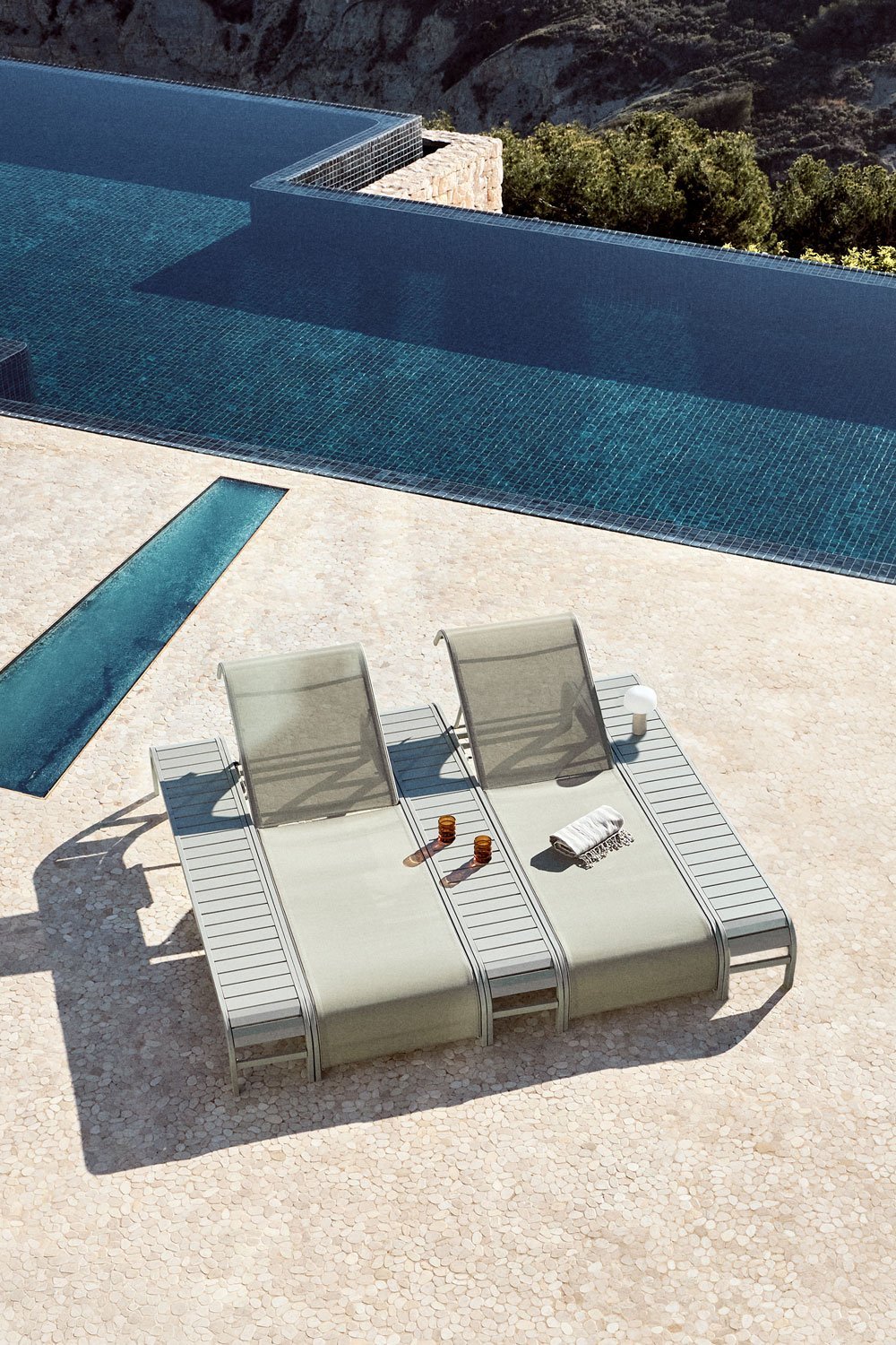 Ensemble de 2 chaises longues inclinables et 3 tables d'appoint en acier Marietta, image de la galerie 1