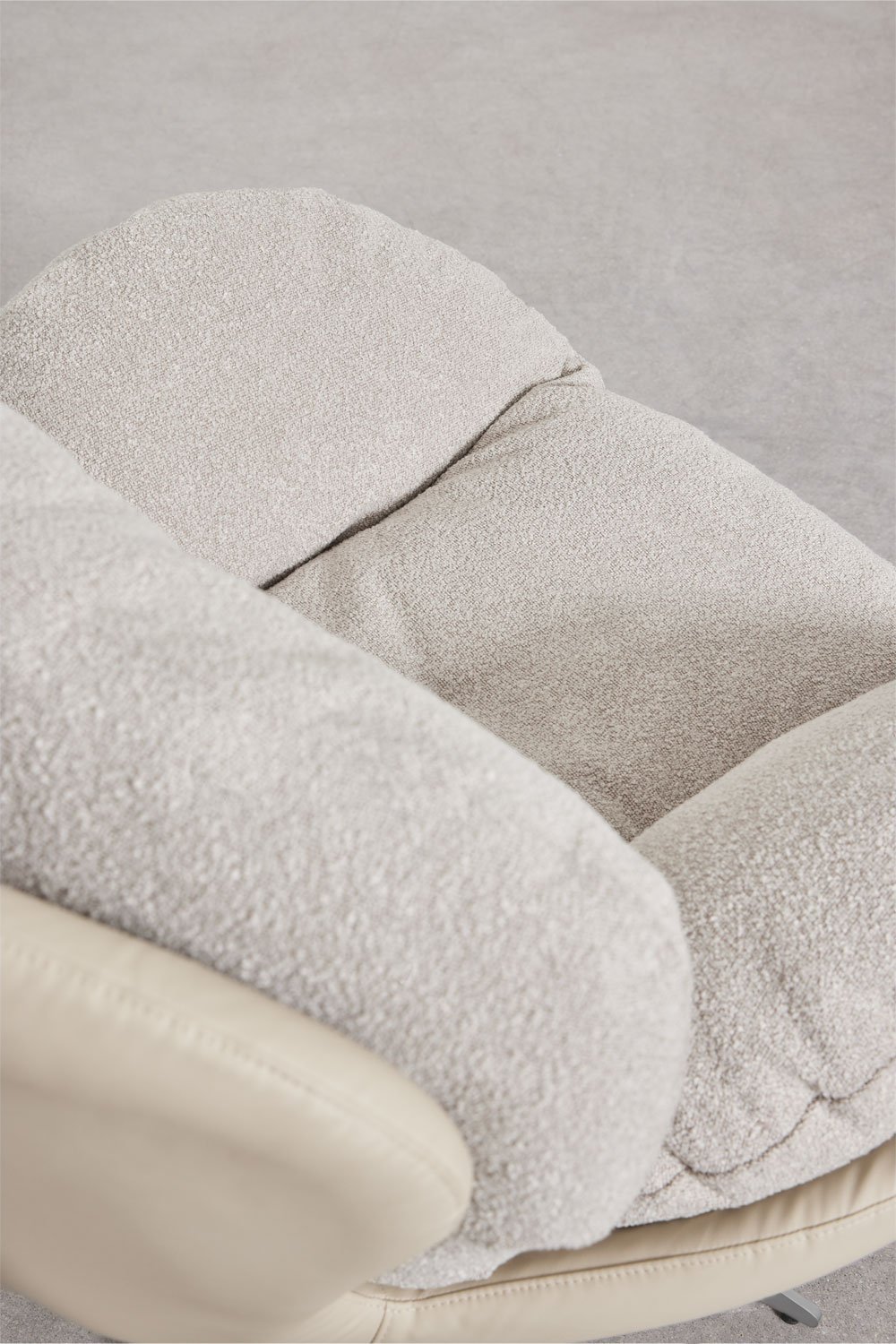 Fauteuil Amanda en tissu bouclé avec repose-pieds pivotant, image de la galerie 2