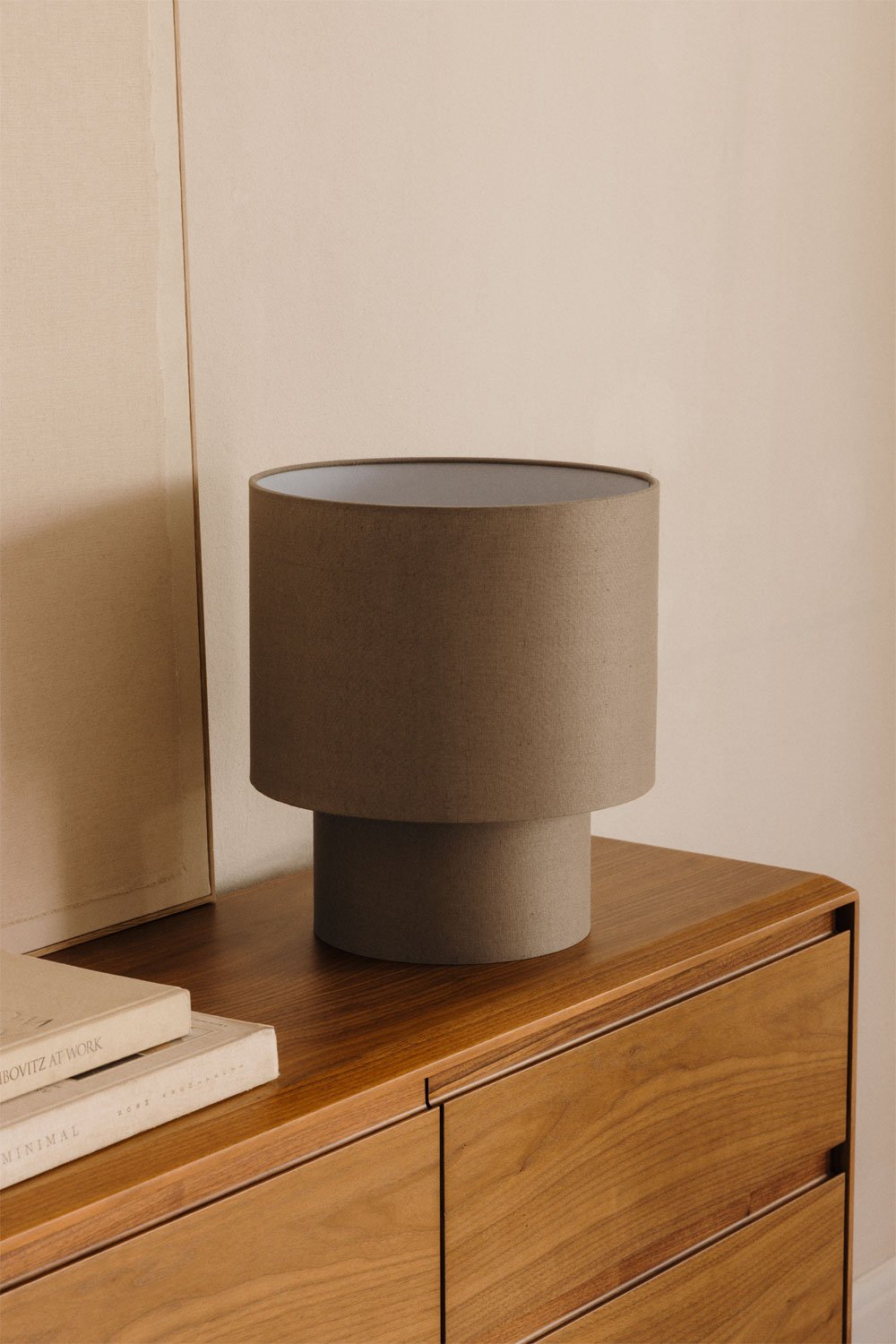Lampe de table Gioura en lin et fer, image de la galerie 1